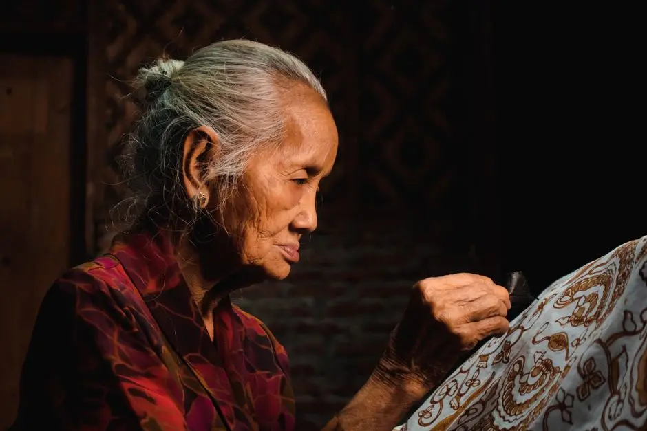 pria memadukan batik dengan gaya kontemporer