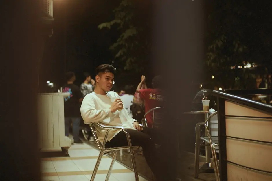 Remaja bergaya streetwear di depan kafe di Telukkuantan